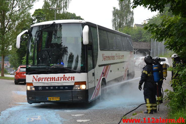 Brand i Lastbil/Bus. Grejsdalsvej 324 i Vejle. 08/06-2016. Kl. 08:24.