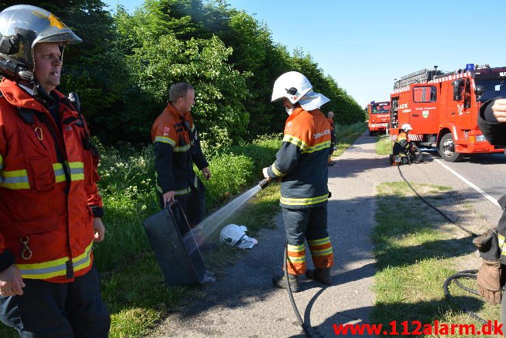 Brand i Skraldevogn. Vilstrupvej ved Jerlev. 09/06-2016. Kl. 08:45.