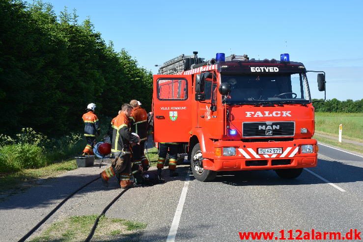 Brand i Skraldevogn. Vilstrupvej ved Jerlev. 09/06-2016. Kl. 08:45.