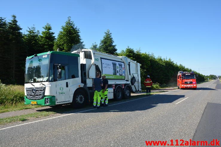 Brand i Skraldevogn. Vilstrupvej ved Jerlev. 09/06-2016. Kl. 08:45.