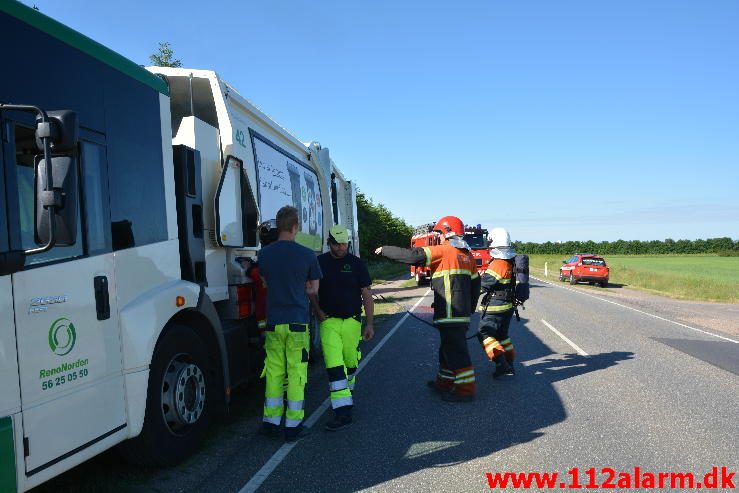 Brand i Skraldevogn. Vilstrupvej ved Jerlev. 09/06-2016. Kl. 08:45.