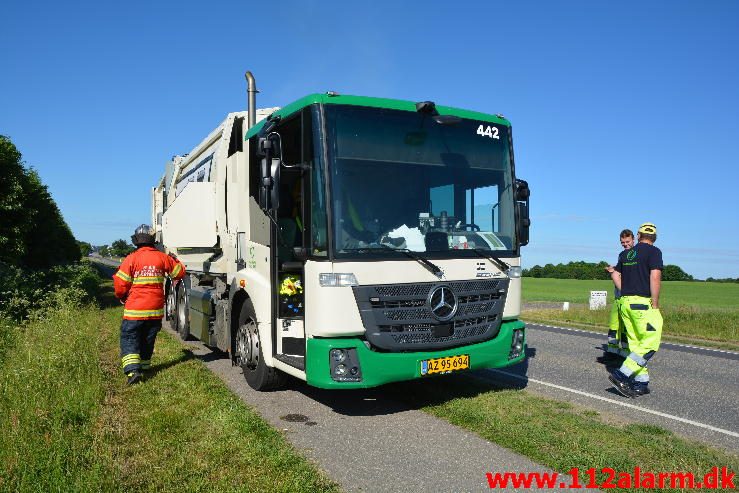 Brand i Skraldevogn. Vilstrupvej ved Jerlev. 09/06-2016. Kl. 08:45.