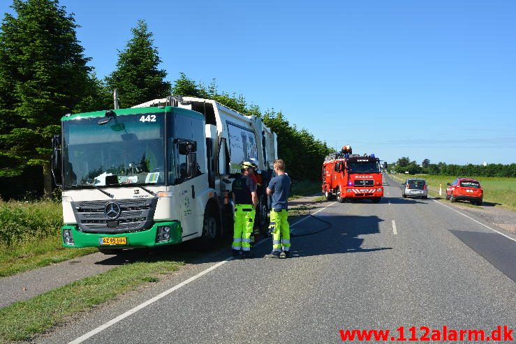 Brand i Skraldevogn. Vilstrupvej ved Jerlev. 09/06-2016. Kl. 08:45.