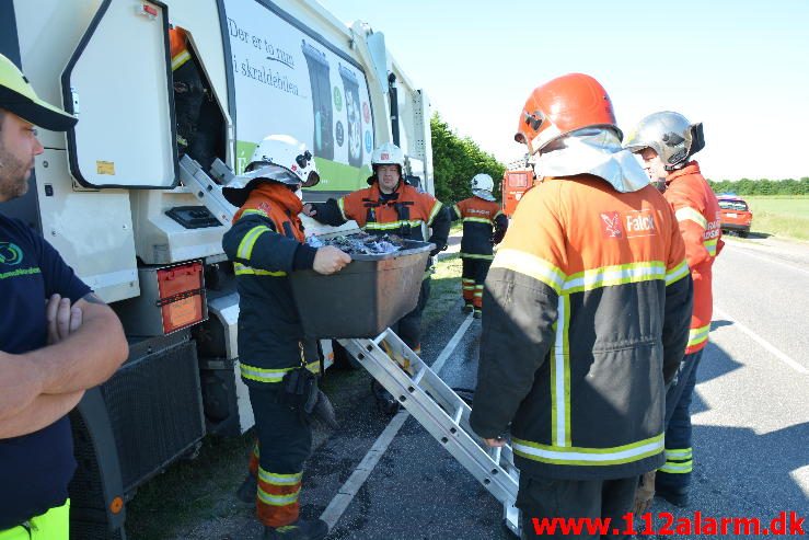 Brand i Skraldevogn. Vilstrupvej ved Jerlev. 09/06-2016. Kl. 08:45.