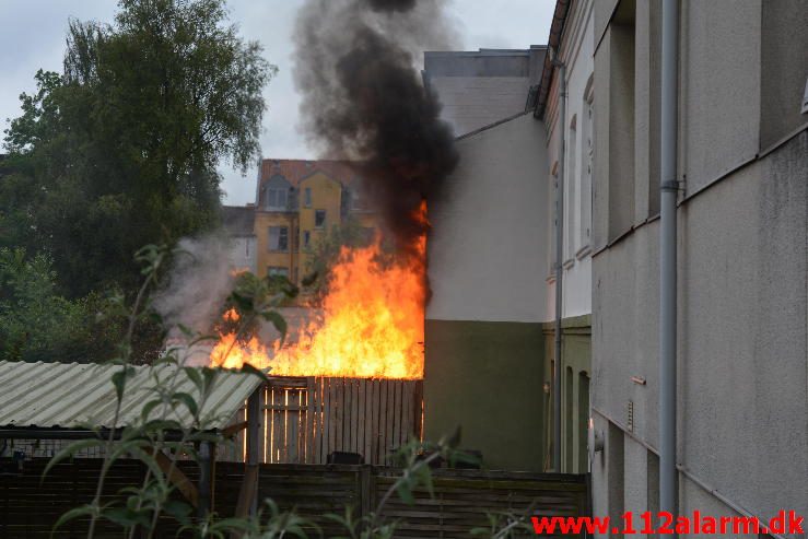 Brand i Etageejendom. Odinsgade 44 i Vejle. 14/06-2016. Kl. 16:21.