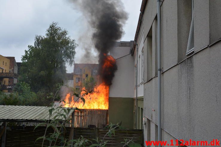 Brand i Etageejendom. Odinsgade 44 i Vejle. 14/06-2016. Kl. 16:21.