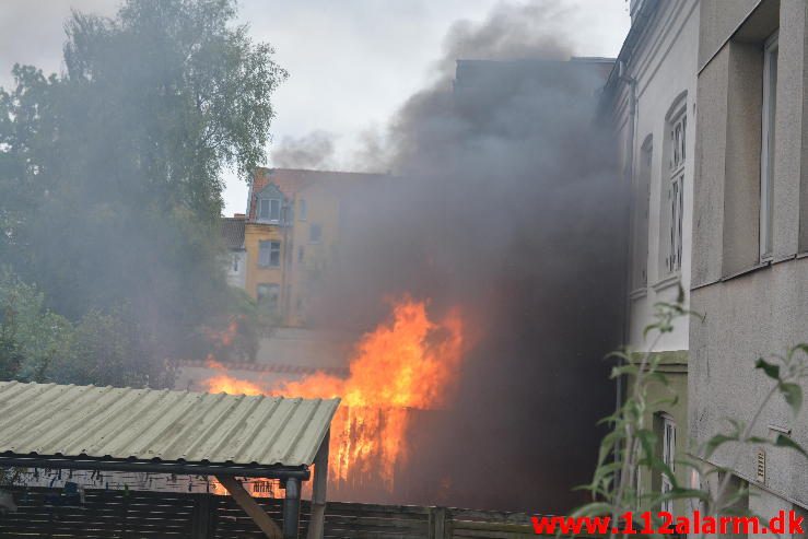 Brand i Etageejendom. Odinsgade 44 i Vejle. 14/06-2016. Kl. 16:21.