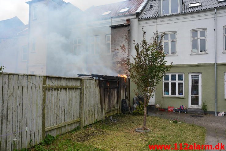 Brand i Etageejendom. Odinsgade 44 i Vejle. 14/06-2016. Kl. 16:21.