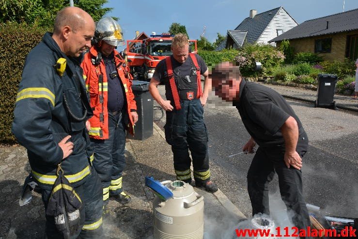 Bilbrand under tag. Bakkekammen i Vejle ø. 16/06-2016. KL. 16:56.