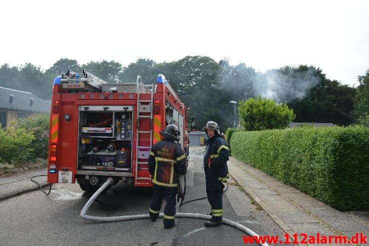 Bilbrand under tag. Bakkekammen i Vejle ø. 16/06-2016. KL. 16:56.