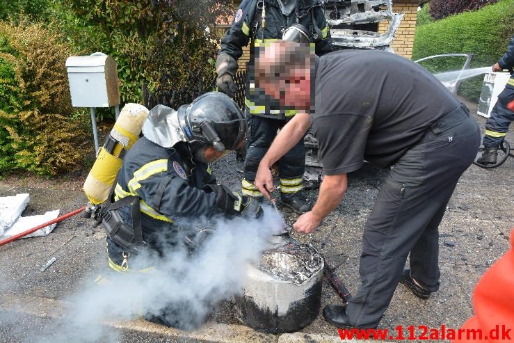 Bilbrand under tag. Bakkekammen i Vejle ø. 16/06-2016. KL. 16:56.