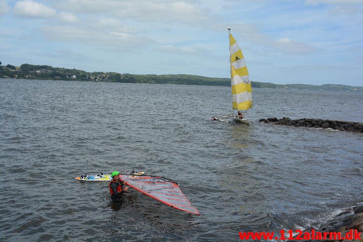 Redningsaktion på Vejle Fjorden Ibæk Strandvej i Vejle. 19/06-2016. Kl. 14:03.