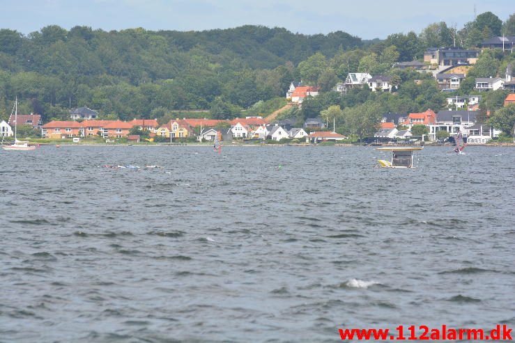 Redningsaktion på Vejle Fjorden Ibæk Strandvej i Vejle. 19/06-2016. Kl. 14:03.