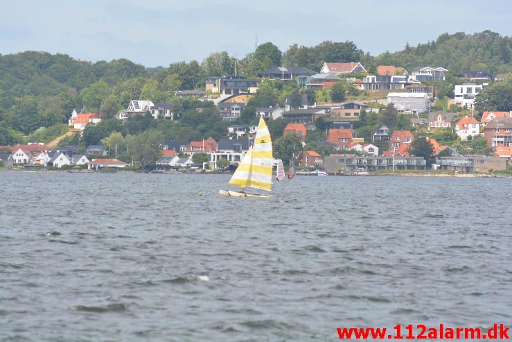 Redningsaktion på Vejle Fjorden Ibæk Strandvej i Vejle. 19/06-2016. Kl. 14:03.