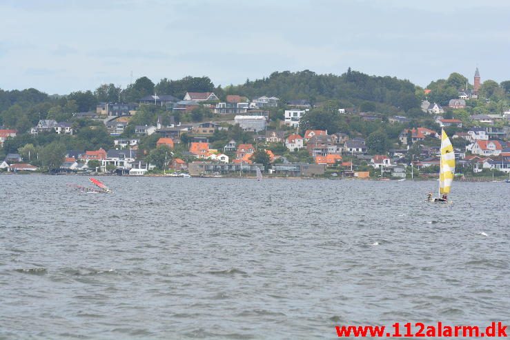 Redningsaktion på Vejle Fjorden Ibæk Strandvej i Vejle. 19/06-2016. Kl. 14:03.