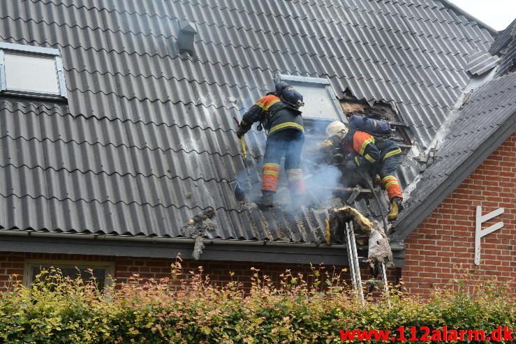 Brand i Villa. Fårupvej ved Jelling. 28/06-2016. Kl. 16:00.