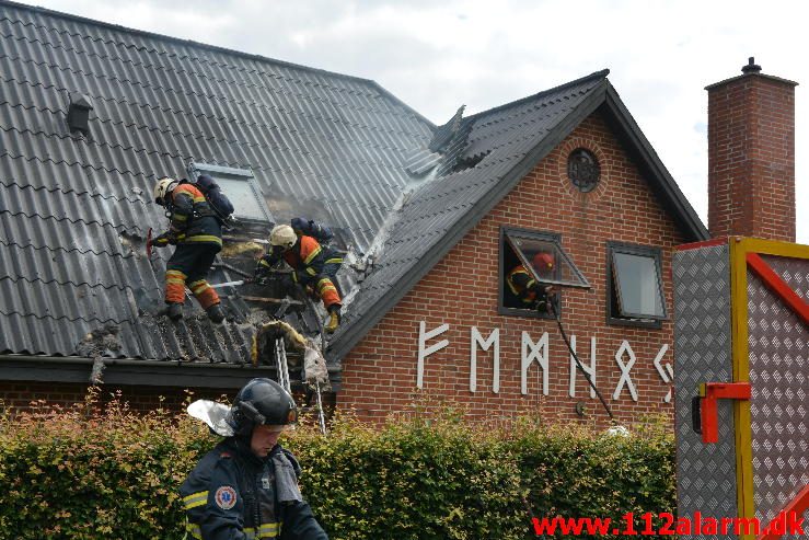 Brand i Villa. Fårupvej ved Jelling. 28/06-2016. Kl. 16:00.