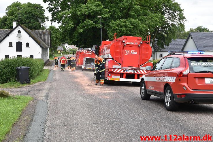 Forurening Olieudslip. Langgade i Gadbjerg. 30/06-2016. Kl. 13:27.