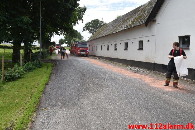 Forurening Olieudslip. Langgade i Gadbjerg. 30/06-2016. Kl. 13:27.