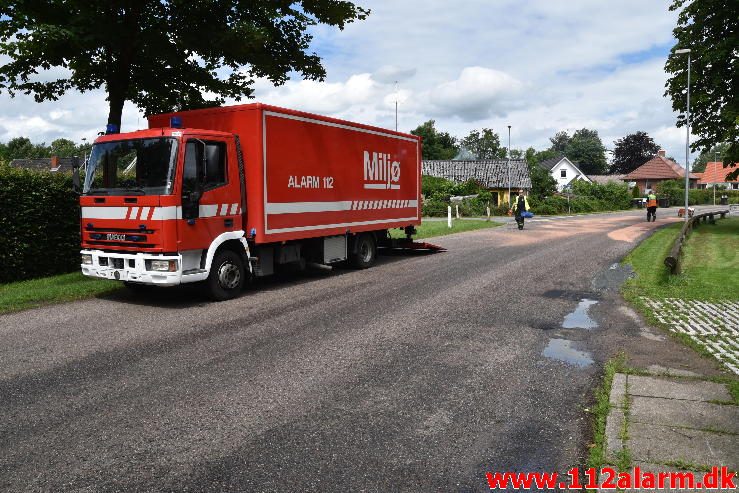 Forurening Olieudslip. Langgade i Gadbjerg. 30/06-2016. Kl. 13:27.