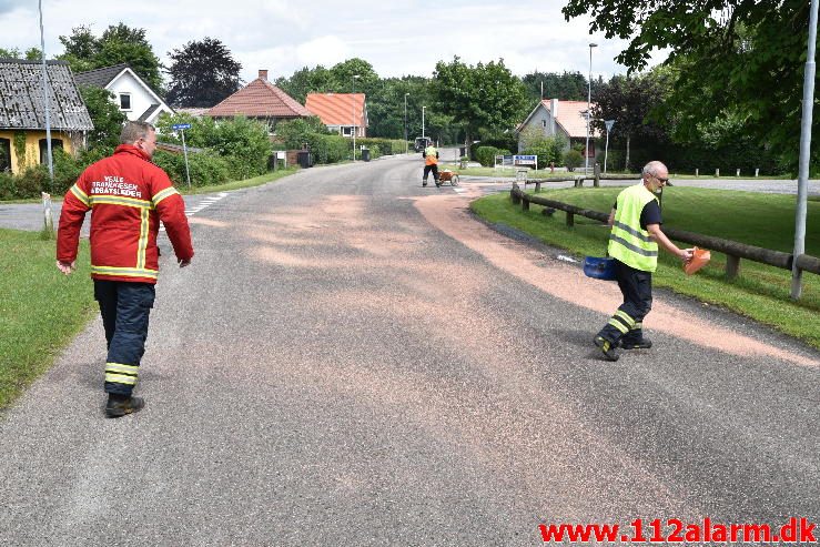 Forurening Olieudslip. Langgade i Gadbjerg. 30/06-2016. Kl. 13:27.