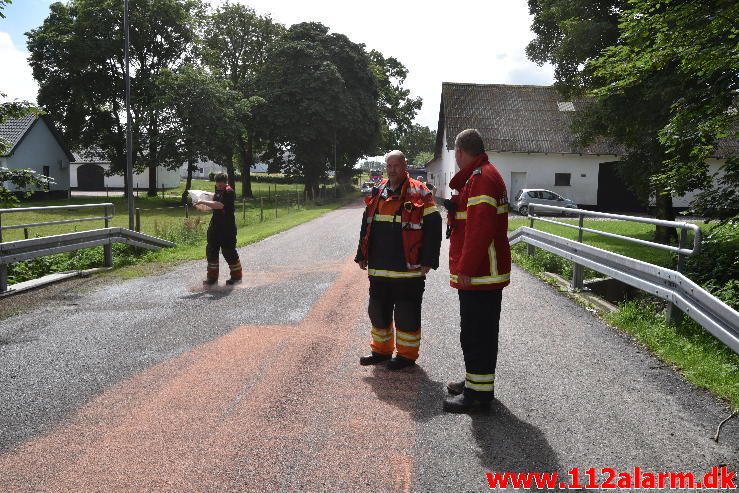 Forurening Olieudslip. Langgade i Gadbjerg. 30/06-2016. Kl. 13:27.