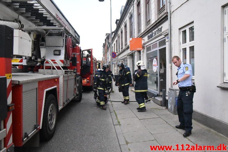 Brand i Etageejendom. Vedelsgade 77 i Vejle. 04/07-2016. Kl. 15:15.