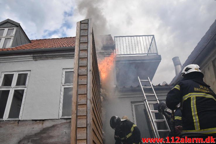 Brand i Etageejendom. Foldegade i Vejle. 21/07-2016. Kl. 10:05.