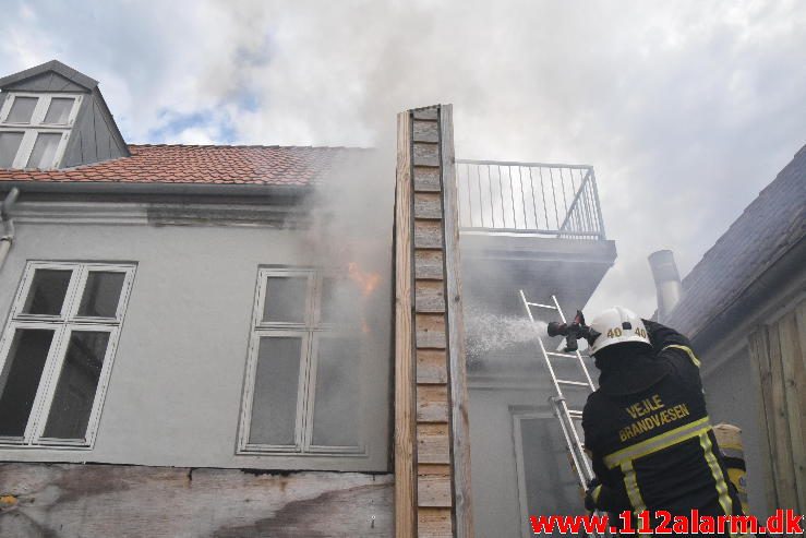 Brand i Etageejendom. Foldegade i Vejle. 21/07-2016. Kl. 10:05.