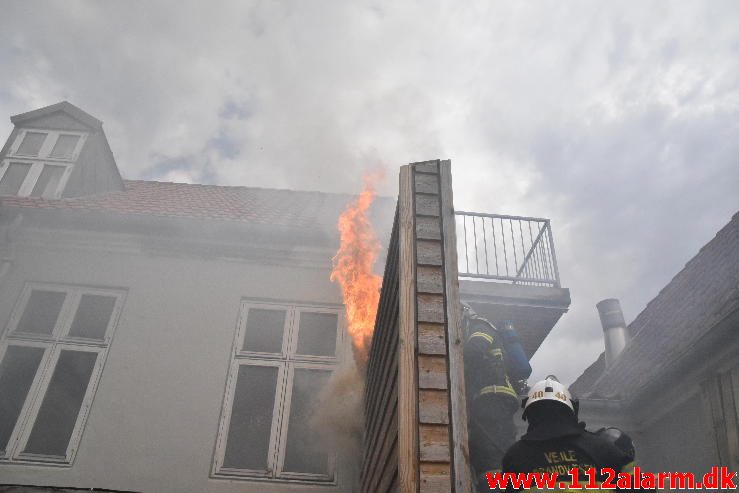 Brand i Etageejendom. Foldegade i Vejle. 21/07-2016. Kl. 10:05.