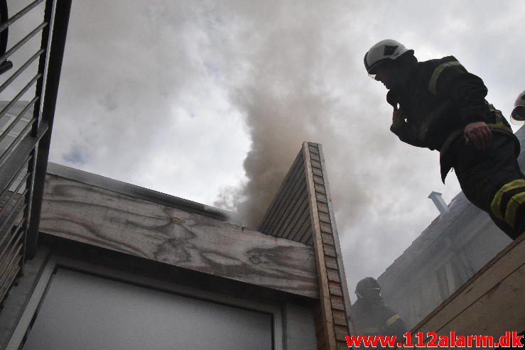 Brand i Etageejendom. Foldegade i Vejle. 21/07-2016. Kl. 10:05.