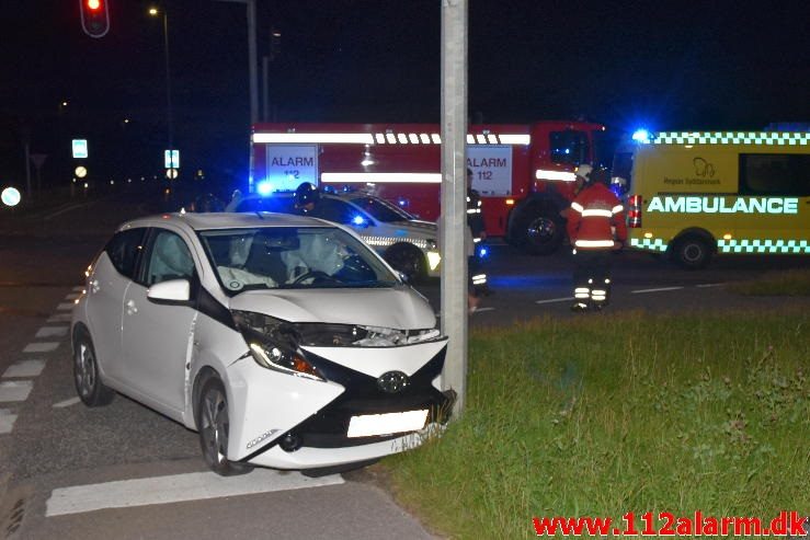 Færdselsuheld med fastklemt. Horsensvej og Juelsmindevej i Vejle. 28/07-2016. Kl. 23:04.