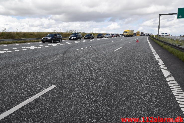 Trafikuheld på Østjyske Motorvej Mellem DTC og Horsensvej i Vejle. 04/08-2016. Kl. 13:11.