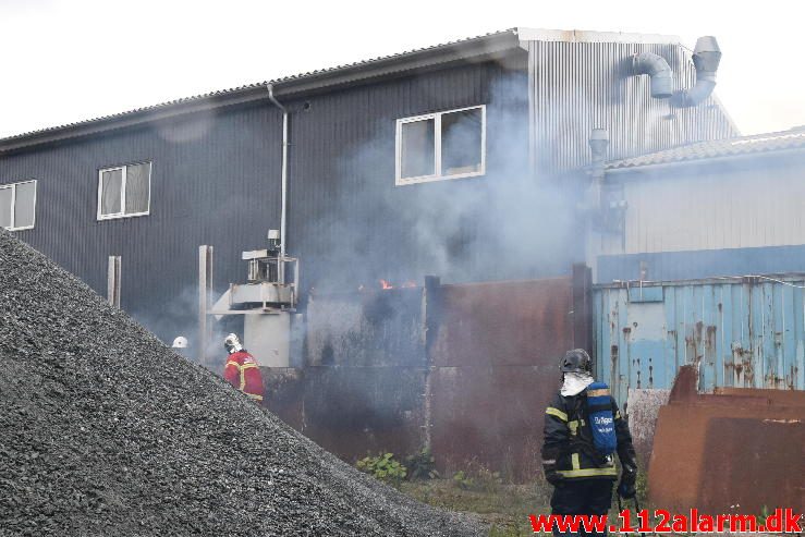 Brand i industri. Strandgade 38 på Vejle Havn. 13/08-2016. Kl. 17:09.