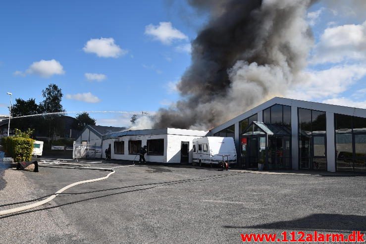 Brand i Industribygning. Isabellahøj i Vejle. 18/08-2016. Kl. 15:24.