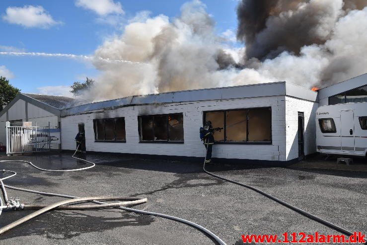 Brand i Industribygning. Isabellahøj i Vejle. 18/08-2016. Kl. 15:24.