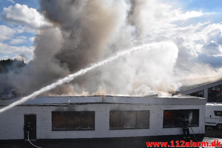 Brand i Industribygning. Isabellahøj i Vejle. 18/08-2016. Kl. 15:24.