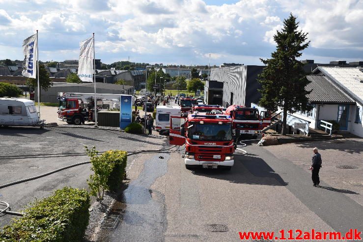 Brand i Industribygning. Isabellahøj i Vejle. 18/08-2016. Kl. 15:24.