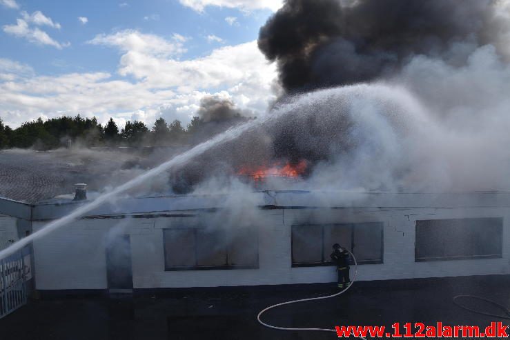 Brand i Industribygning. Isabellahøj i Vejle. 18/08-2016. Kl. 15:24.