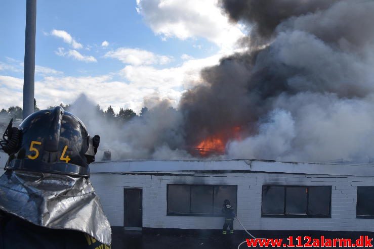 Brand i Industribygning. Isabellahøj i Vejle. 18/08-2016. Kl. 15:24.