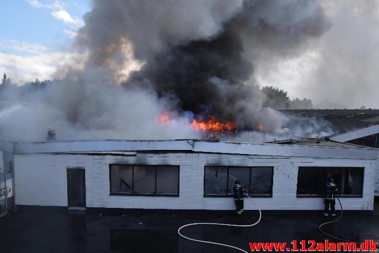 Brand i Industribygning. Isabellahøj i Vejle. 18/08-2016. Kl. 15:24.