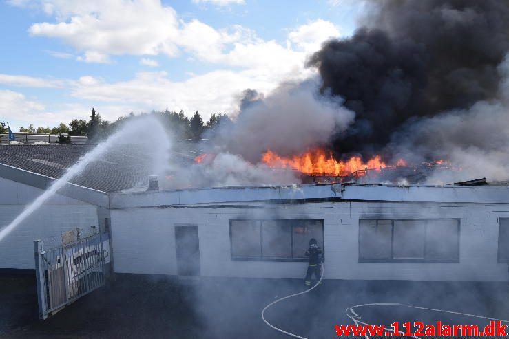 Brand i Industribygning. Isabellahøj i Vejle. 18/08-2016. Kl. 15:24.