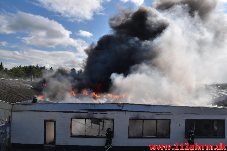 Brand i Industribygning. Isabellahøj i Vejle. 18/08-2016. Kl. 15:24.