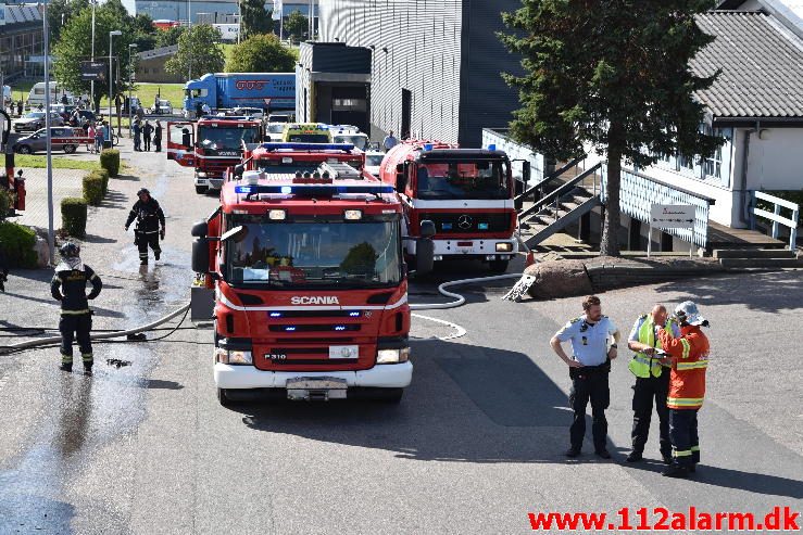 Brand i Industribygning. Isabellahøj i Vejle. 18/08-2016. Kl. 15:24.