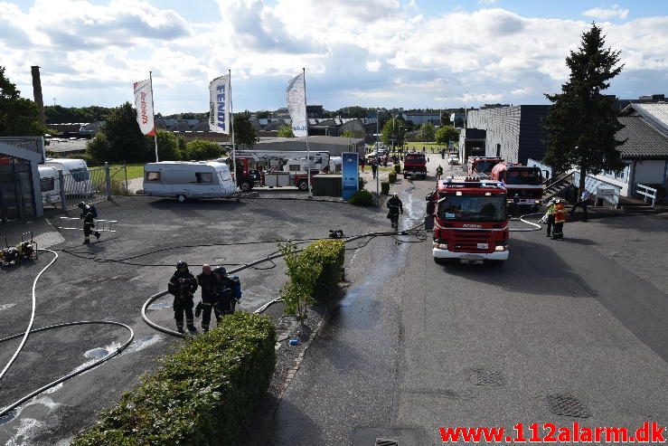 Brand i Industribygning. Isabellahøj i Vejle. 18/08-2016. Kl. 15:24.