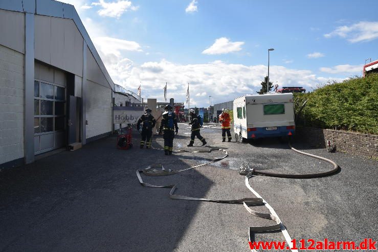 Brand i Industribygning. Isabellahøj i Vejle. 18/08-2016. Kl. 15:24.