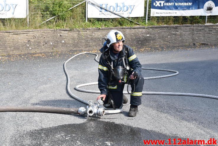 Brand i Industribygning. Isabellahøj i Vejle. 18/08-2016. Kl. 15:24.