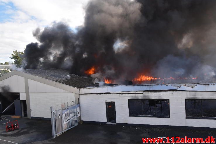 Brand i Industribygning. Isabellahøj i Vejle. 18/08-2016. Kl. 15:24.