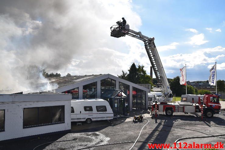 Brand i Industribygning. Isabellahøj i Vejle. 18/08-2016. Kl. 15:24.