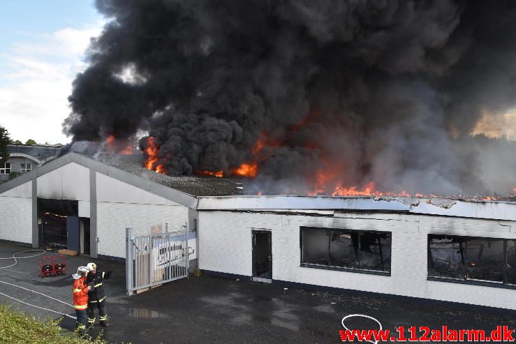 Brand i Industribygning. Isabellahøj i Vejle. 18/08-2016. Kl. 15:24.